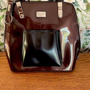 Convertible shoulder bag into backpack